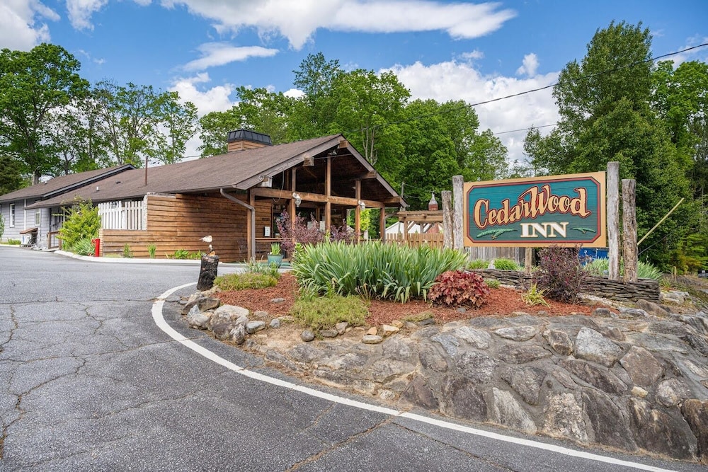 CedarWood Inn - carbon neutral hotel in Hendersonville