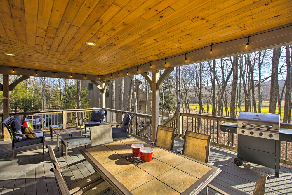 Spacious Wintergreen Resort Home w Hot Tub — hotel in Nellysford