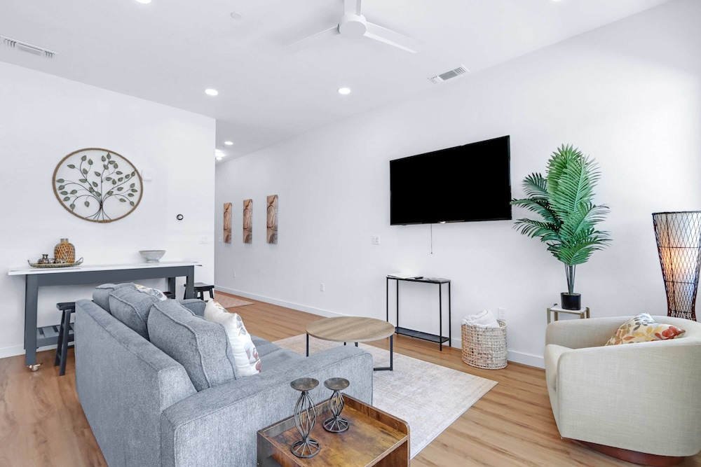 Relax in a Luxe Resort style Condo - photo 12