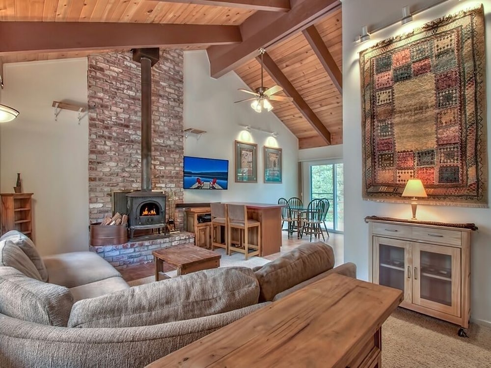 Cozy Tahoe 10 Mins To Heavenly & Lakefront 2 Bedroom Home by RedAwning South Lake Tahoe — 4-Star Luxury Hotel in South Lake Tahoe, United States