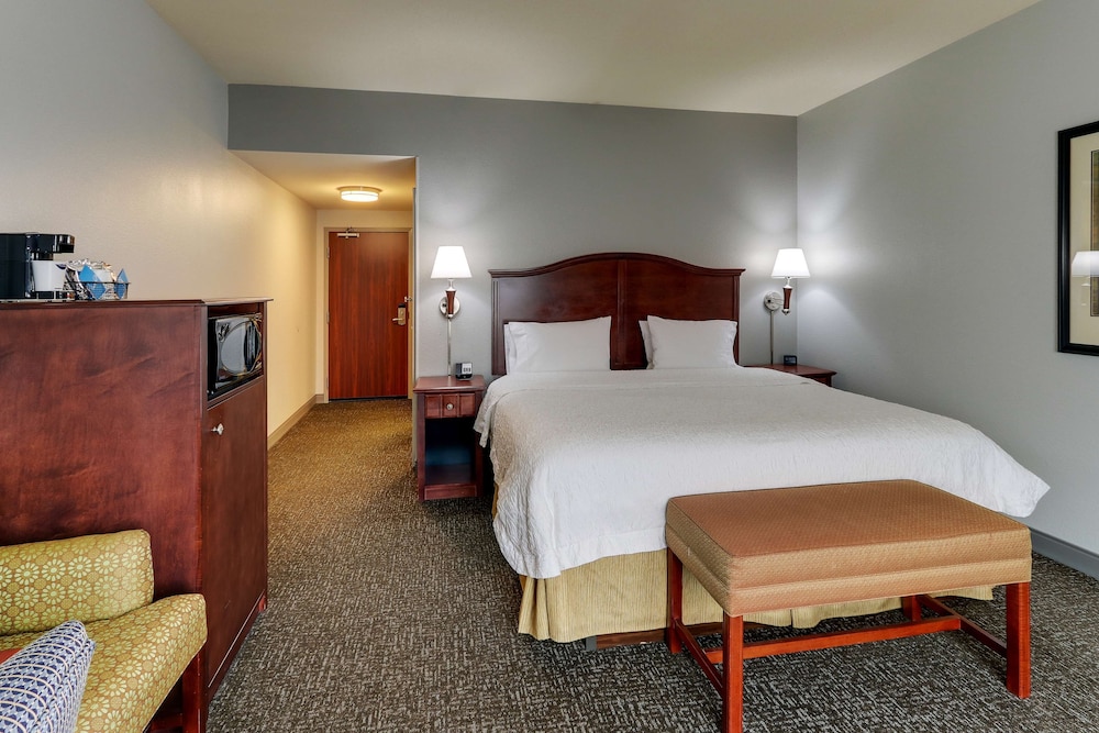 Hampton Inn & Suites Indianapolis Airport - photo 8