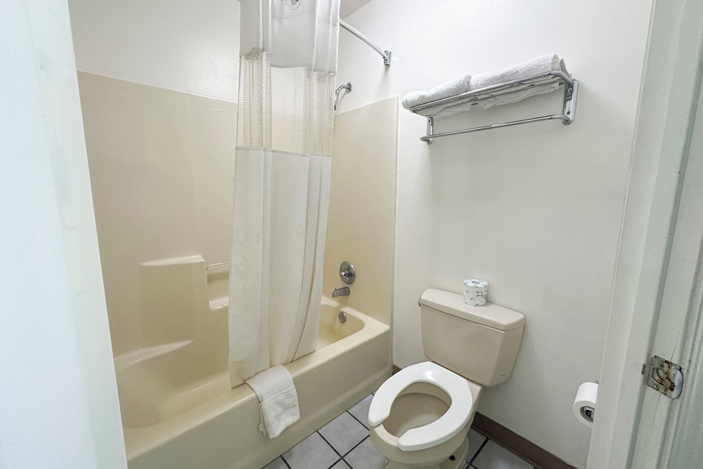 Bonita Lakes Inn by Capital O Meridian I20 - photo 65