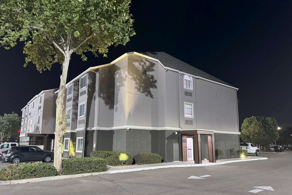 La Quinta Inn & Suites by Wyndham Tulare - photo 4