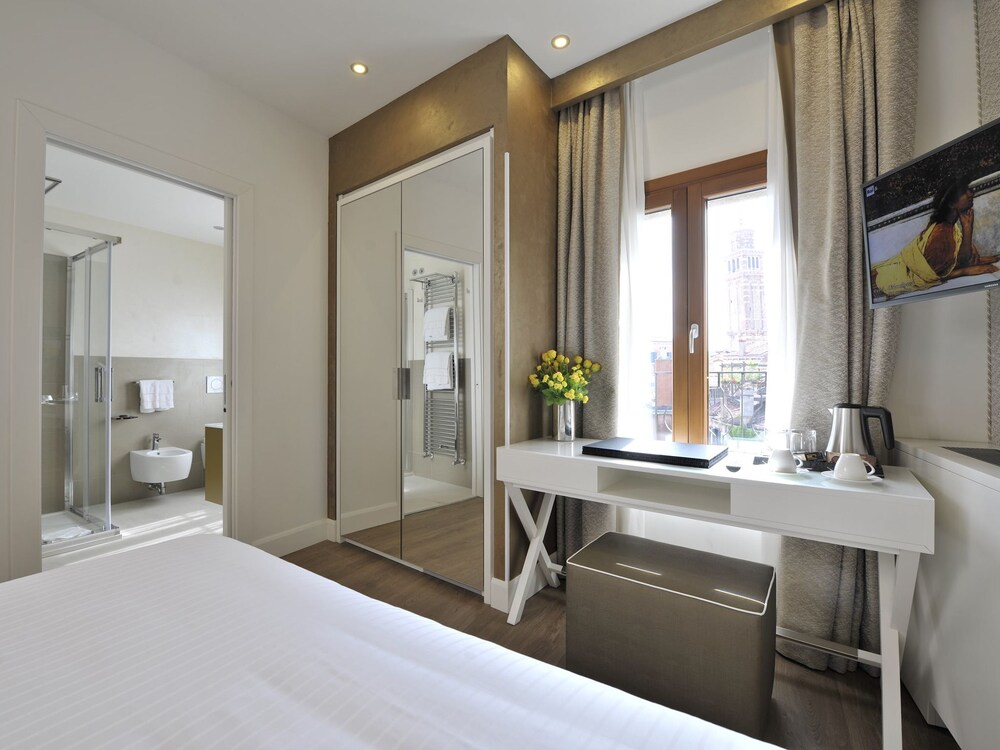 Al Theatro Palace — 4-Star Luxury Hotel in Venice, Italy