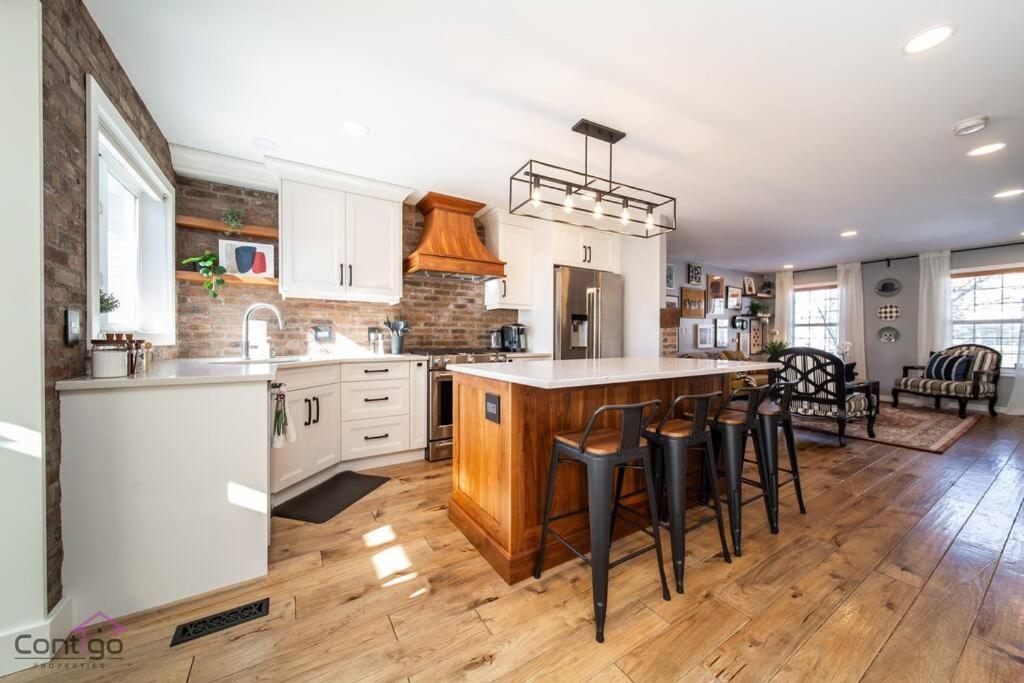 Stylish Euro Vibes Home Small Gym AC Yard Office — 4-Star Luxury Hotel in Edmonton, Canada