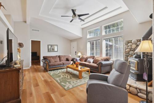 Newly Renovated Retreat on 6 Acres Discover Murphys Lodge with Scenic Views — 4-Star Luxury Hotel in Murphys, United States