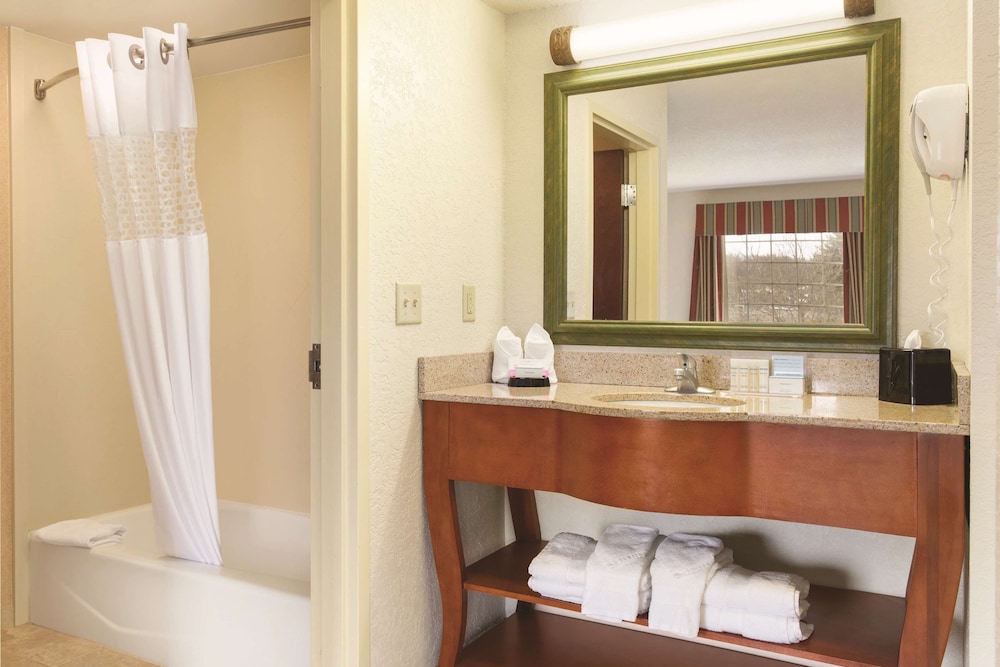 Hampton Inn & Suites Greenfield - photo 27