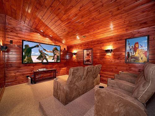Lumberjack Lodge: Pool Theater Fire Pit — 4-Star Luxury Hotel in Gatlinburg, United States
