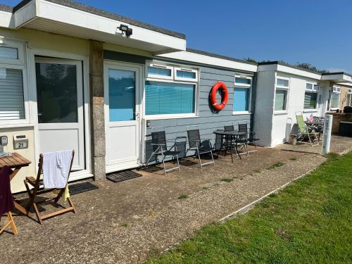 2 Bedroom Chalet SB22 Sandown Bay Isle of Wight Dog Friendly — 4-Star Luxury Hotel in Sandown, United Kingdom