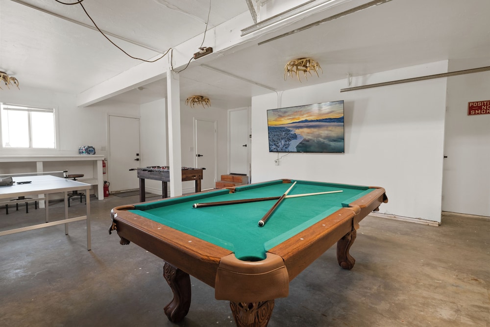 Bunny's Ranch Sleeps 12 Pool Table Ping Pong Foosball — 4-Star Luxury Hotel in Big Bear City, United States