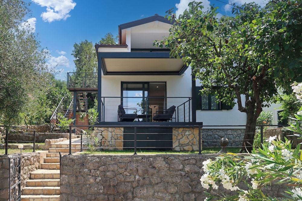 Beachside House Lara — 4-Star Luxury Hotel in Omisalj, Croatia