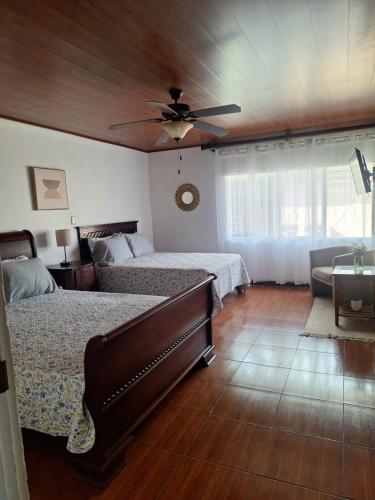 Acogedora y amplia habitación en La Tropicana in Alajuela, Costa Rica