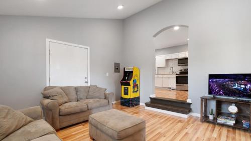 Beautifull Whole House Walk to Niagara Falls 4 Bedroom Home — 4-Star Luxury Hotel in Niagara Falls, United States