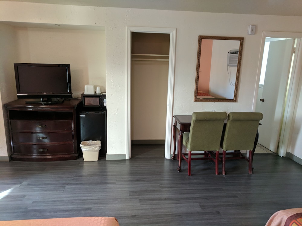 La Hacienda Motel - photo 8