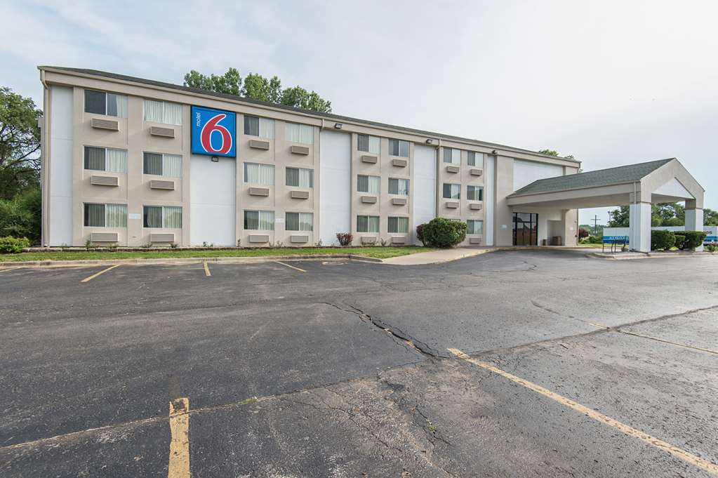 Motel 6 Lawrence KS - photo 2
