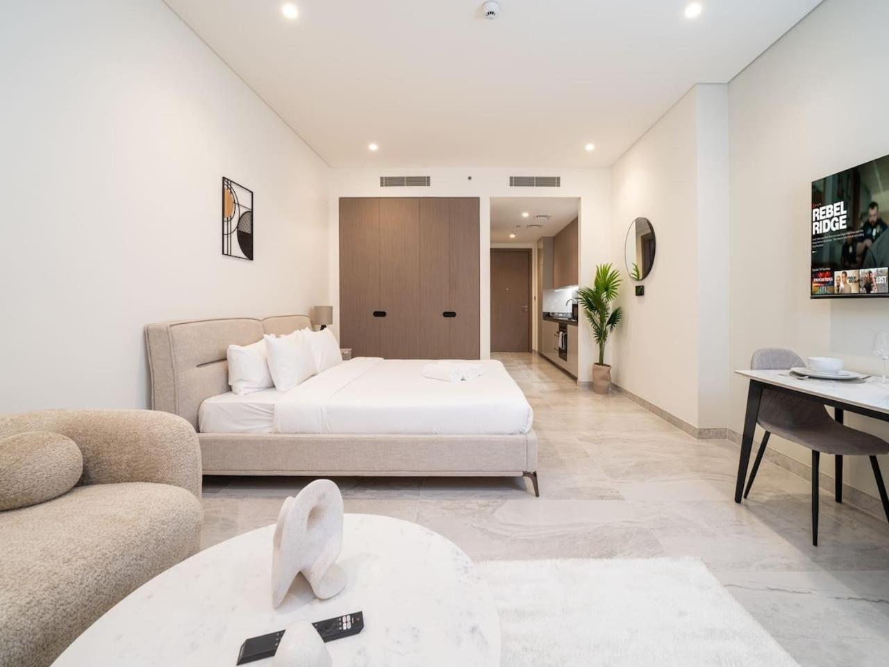 Mira Holiday Homes Bright studio with Burj Khalifa view in Business Bay — 4-Star Luxury Hotel in Dubai, United Arab Emirates
