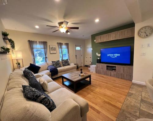 Cozy Boston Homestd Pet Frndly — hotel in Framingham