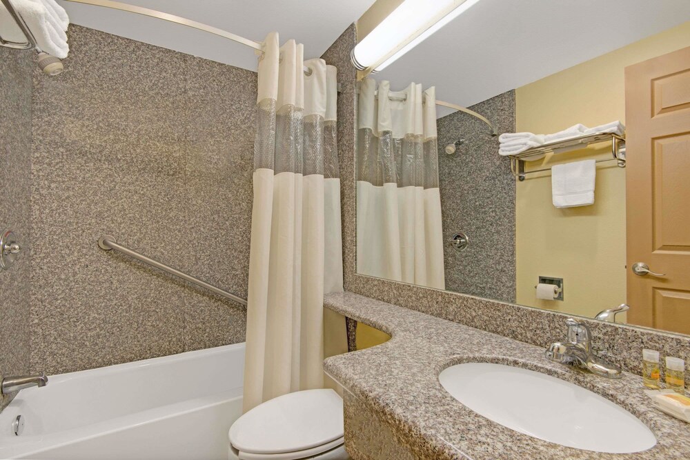 Days Inn by Wyndham Washington Pennsylvania - photo 9