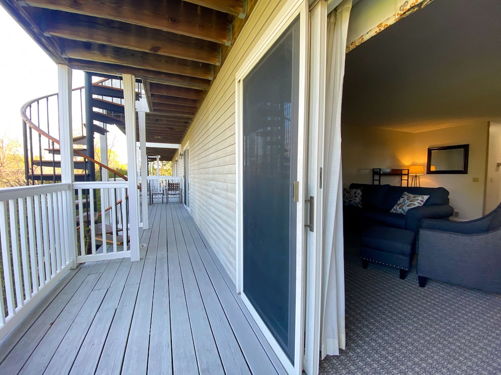 The Central Downtown Inn & Suites - photo 35