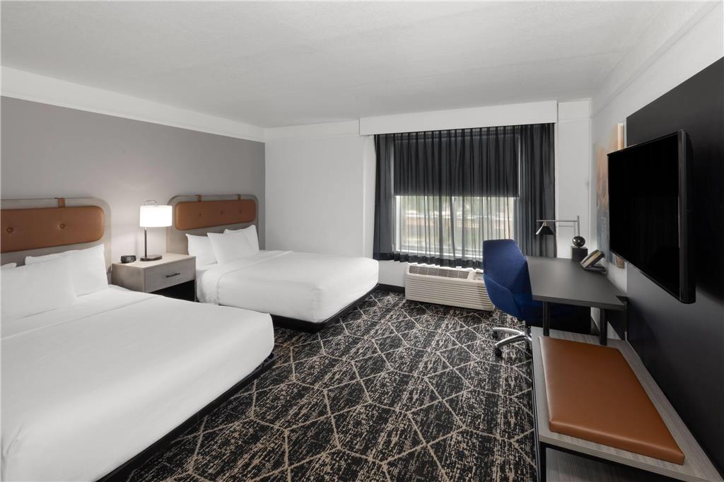 La Quinta Inn & Suites by Wyndham Houston Bush IAH South - photo 24
