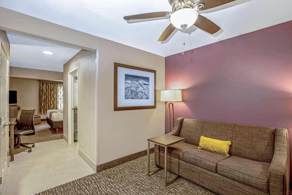 La Quinta Inn & Suites by Wyndham Kearney - photo 22