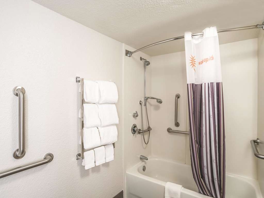 La Quinta Inn & Suites by Wyndham Phoenix Chandler - photo 19