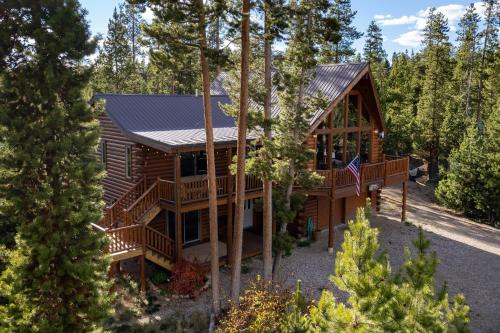 Outdoor Dining and Firepit Pet Friendly Breathtaking Views High End Cabin — 4-Star Luxury Hotel in Alliance, United States