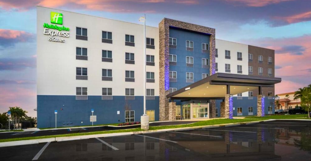 Holiday Inn Express & Suites Fort Myers Airport by IHG - photo 47