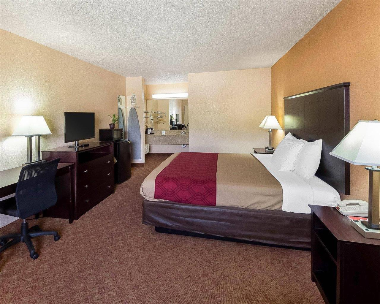 Econo Lodge Inn & Suites Coliseum - photo 19