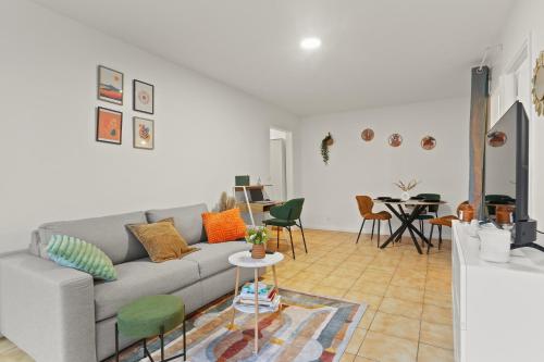 Parenthese Urbaine 1mn Metro Paris Wifi Commerces Balcon Vue Calme Travail Famille — hotel in Maisons-Alfort