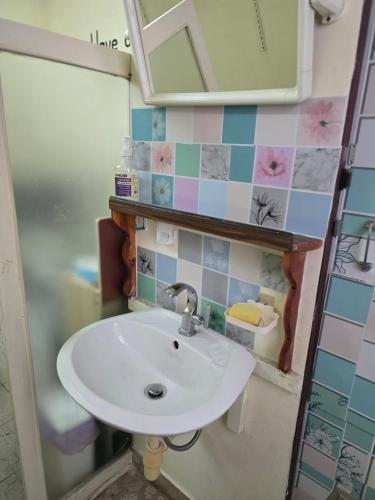 J Place Studio 204 with nice fan free Wifi near Skytrain