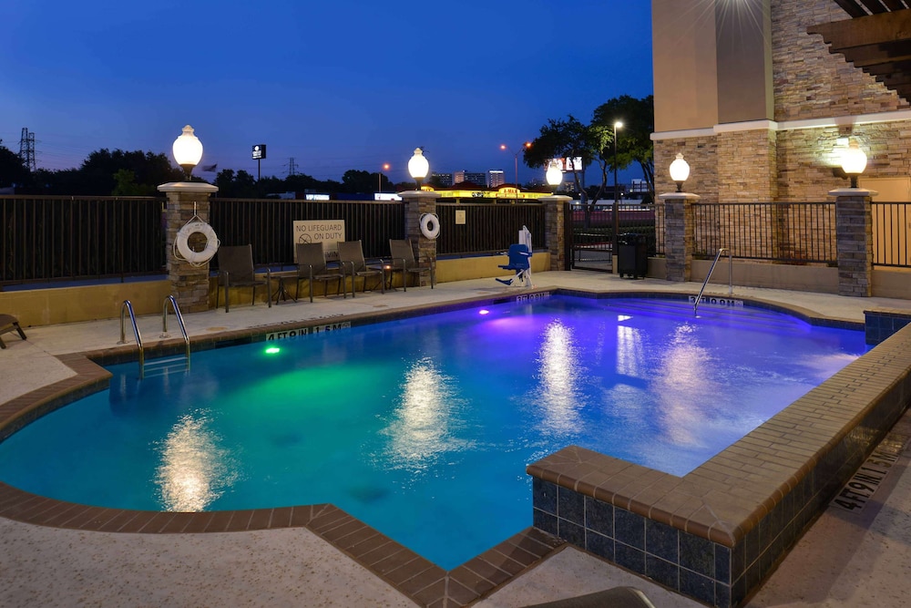 Hampton Inn & Suites Dallas Market Center - photo 43