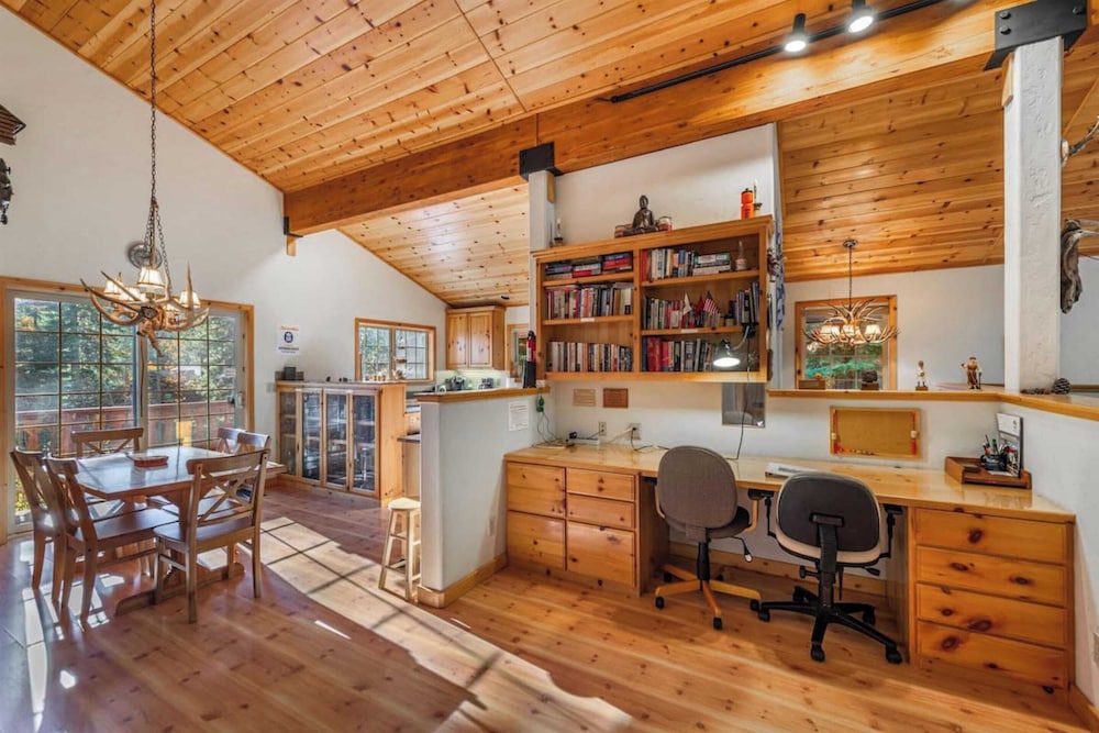 Wolf's Lair by Avantstay Swiss Chalet w Private Hot Tub & Access to Northstar Resort Community - photo 6