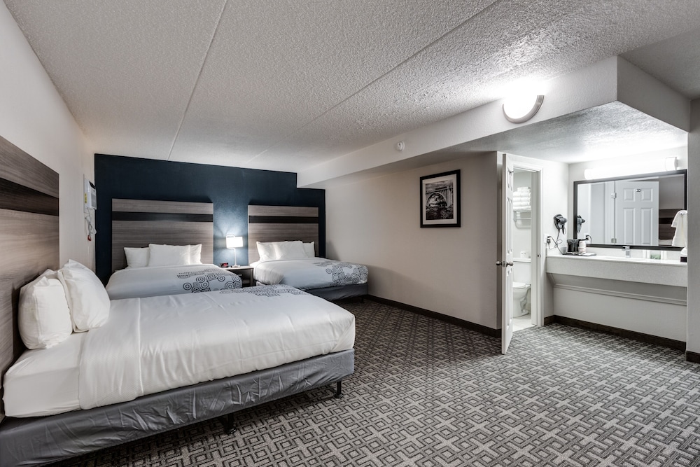 Days Inn & Suites by Wyndham Spokane - photo 10