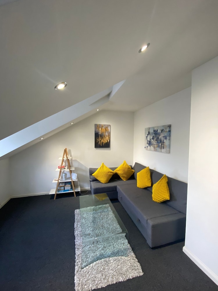 Apartment Sleeps 4 & Excellent Transport Links — 4-Star Luxury Hotel in London, United Kingdom