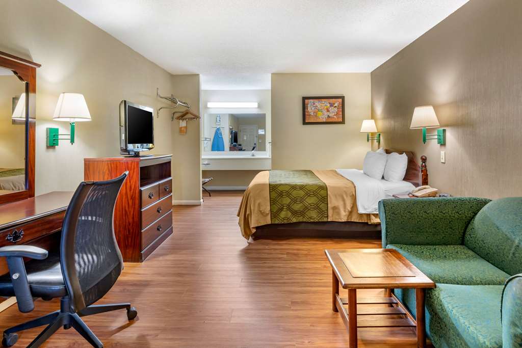 Econo Lodge Inn & Suites Southeast - photo 10