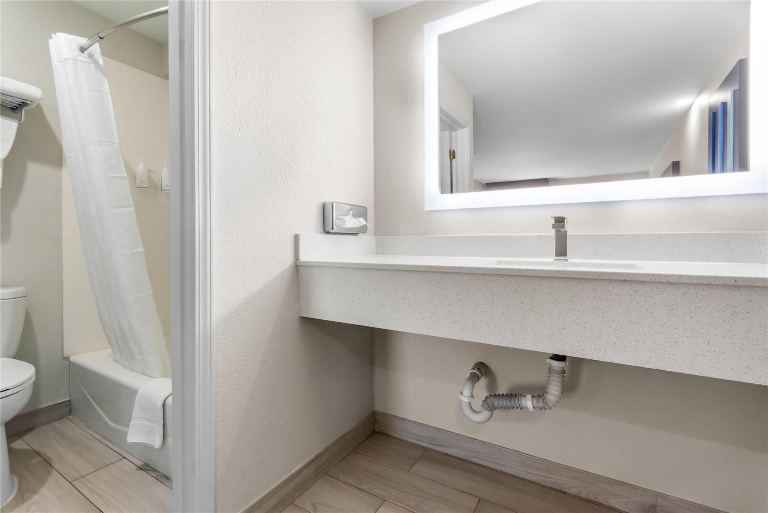 Days Inn by Wyndham Indianapolis East Post Road - photo 18