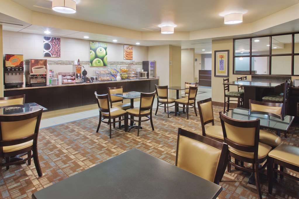 La Quinta Inn & Suites by Wyndham Columbus Grove City - photo 62