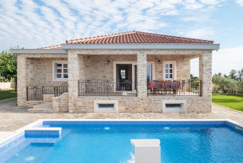Villa Zizi with heated pool 42 m2 near sea — 4-Star Luxury Hotel in Vrsi, Croatia