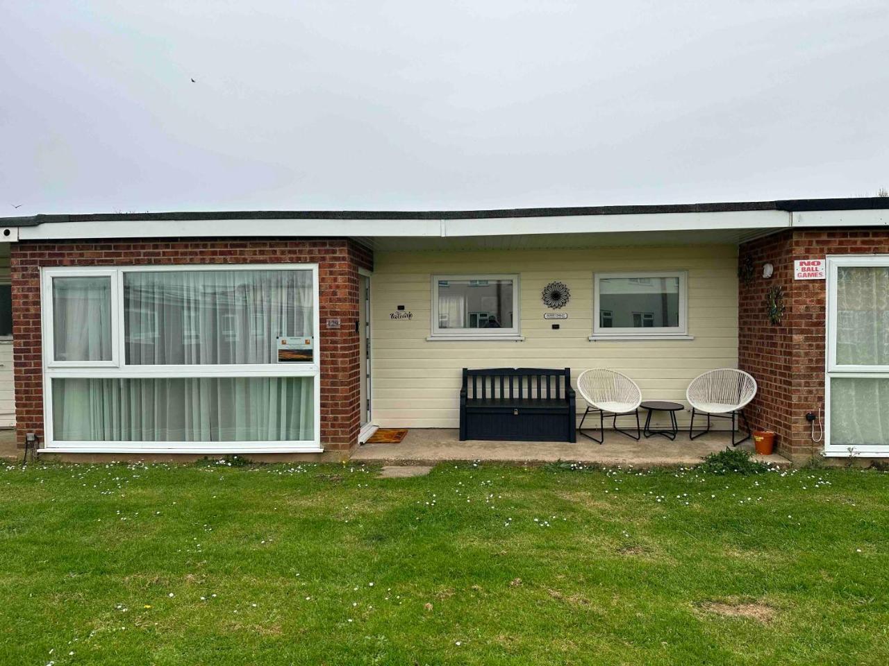 129 Sunset Chalet — 4-Star Luxury Hotel in Hemsby, United Kingdom