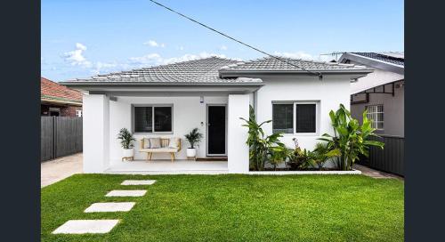 South bay Beach and AirPort - last minute hotel in Sydney