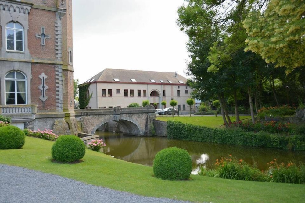 Haras des Chartreux - carbon neutral hotel in Estaimpuis