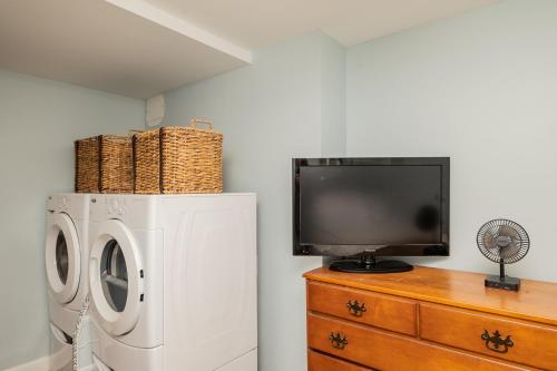 Sawyers Shore Shack by Oak Island Accommodations - photo 46