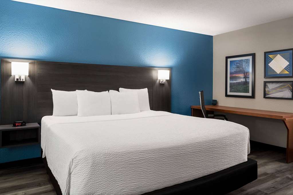 La Quinta Inn & Suites by Wyndham Chicago Tinley Park - photo 35