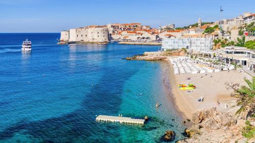 HappY DubrOvniK CentrE Free parkinG