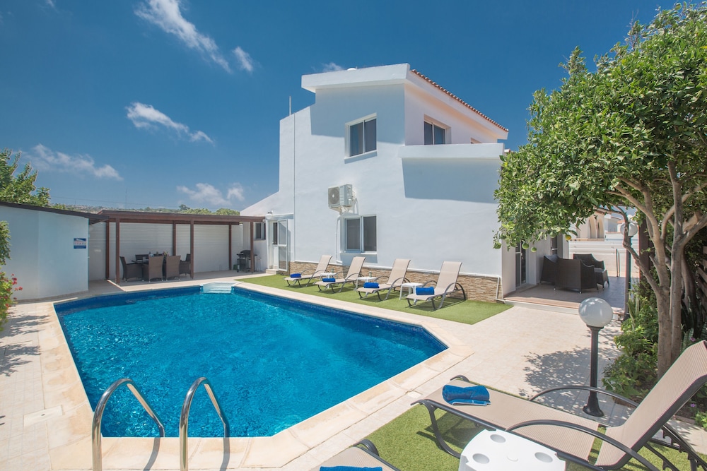 Protaras Holiday Villa Ds54 3 Bedroom Villa in the Center