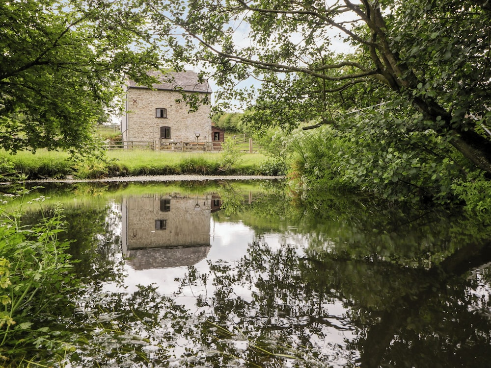 Halls Mill - carbon neutral hotel in Kington