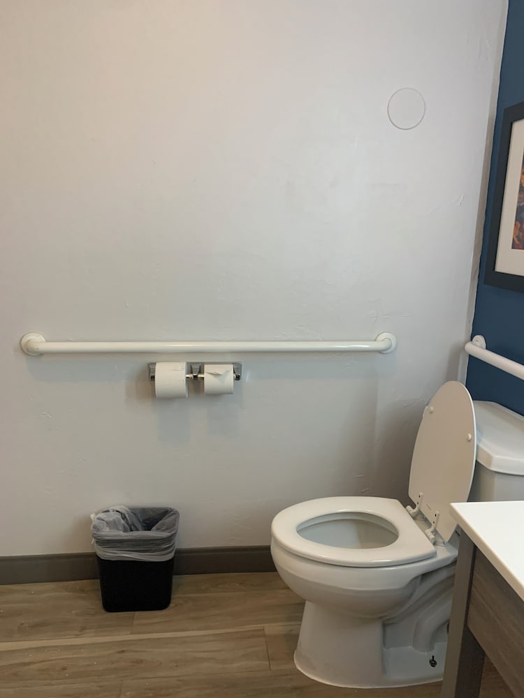 La Quinta Inn & Suites by Wyndham OKC North Quail Springs - photo 27