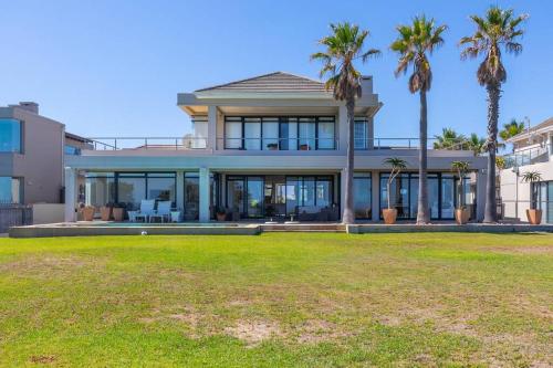 Villa Paradis ocean front with views to behold