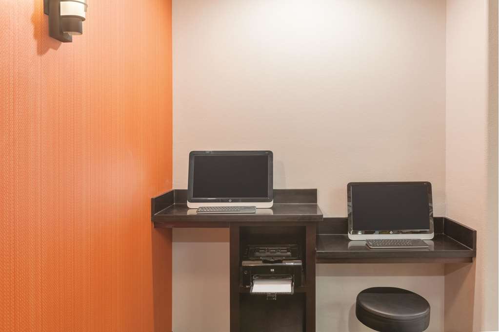 La Quinta Inn & Suites by Wyndham Houston Bush Intl Airpt E - photo 43
